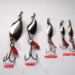 VYDRA, druh 1050, velikost l�i�ky 67 mm, v�ha 13,84 g a druh 1049, velikost l�i�ky 55 mm, v�ha 10,19 g. Hlavatkov� a �tikov� t�pytka podlouhl�ho sto�en�ho tvaru, s vlnit�m chodem a s trojh��kem. Niklovan�. Nesignov�no. V�robce DIK a ZNAK HK.