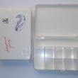 Krabi�ka RYNA, druh 13006. Krabi�ka na ryb��sk� pot�eby, z um�l� hmoty, s 10 p�ihr�dkami. Velikost: 155 x 100 x 30 mm. V�robce J.M.B. RYNA. Origin�ln� balen� v plastov�m s��ku.