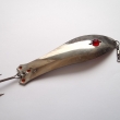 PERLA, velikost l�i�ky 120 mm, v�ha 33,21 g. T�pytka rybkovit�ho tvaru, s �erven�m sklen�n�m o�kem. Montovan� s 1 trojh��kem. Niklovan�. Nesignov�no. V�robce ZNAK HK.