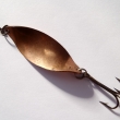 VYDRA, druh 1050, velikost l�i�ky 67 mm, v�ha 12,99 g. Hlavatkov� a �tikov� t�pytka podlouhl�ho sto�en�ho tvaru, s vlnit�m chodem a s trojh��kem. M�d�n�. Nesignov�no. V�robce DIK HK.