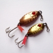 �ERVENOO�KA, druh 2025, shora velikost 45 mm, v�ha 7,75 g a velikost 37 mm, v�ha 5,57 g. T�pytka rybkovit�ho tvaru, s �erven�m sklen�n�m o�kem, s vroubkovit�m povrchem. V�te�n� �tikov� t�pytka. M�d�n� a mosazn�. Nesignov�no.