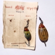 *VODOMIL. Pstruhov� jednoh��kov� t�pytka, ru�n� malovan�. Zleva velikost l�i�ky 28 mm a 40 mm, v�ha 5,66 g. Origin�ln� balen� na kart�.