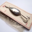 *S�ZAVA, ��slo 6, velikost l�i�ky 40 mm, 9 g. L�i�kov� tvar t�pytky bez �upinek, vhodn� k lovu v�ech drav�ch ryb. St��b�en�. Signace Re-fly. Origin�ln� balen� na kart�.