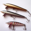 FLASH, shora d�lka 90 mm, 5 g a 65 mm (d�lka wobbleru s o�ky), 3 g. Wobbler montovan� s 2 trojh��ky a kovovou lopatkou. Nejmen�� velikost se montovala s 1  trojh��kem. Plovouc�. V�robce J.M.B. RYNA.