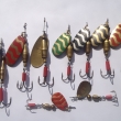 VLASTA, 3 velikosti. Zleva velikost l�i�ky 38 mm (velikost 3), velikost l�i�ky 30 mm (velikost 2) a velikost l�i�ky 20 mm (velikost 1). Mosazn� nebo niklovan�, s barevn�mi vlnovkami. Nesignov�no nebo signace RYNA. V�robce ZNAK HK.