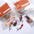 �ERVEN� LARVA, druh 1292, velikost l�i�ky 24 mm, v�ha 7,64 g. Rota�n� t�pytka typu ELC (Cyankali) montovan� s olov�nou z�t�� a dvojh��kem. Mosazn� a niklovan� (vpravo). Nesignov�no nebo signace RYNA. Cena 10 K�s. V�robce ZNAK HK.