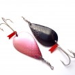 HRON, velikost l�i�ky 55 mm. �tikov� t�pytka l�i�kov�ho tvaru, se �upinkami, s trojh��kem. V proveden� �ern� niklovan� (14,66 g) a r��ov� lakovan� (14,43 g). Nesignov�no. V�robce ZNAK HK.