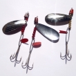 TYGR 7, druh 1007, velikost l�i�ky 55 mm, zleva v�ha 15,74 g, 15,69 g a 15,86 g. �sp�n� �tikov� t�pytka l�i�kov�ho tvaru, se �upinkami, s olov�nou hlavi�kou, s trojh��kem. Niklovan� (vpravo varianta bez �upinek). Nesignov�no. V�robce DIK a ZNAK HK.