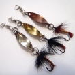 VYDRA, druh 100/1, velikost l�i�ky 28 mm. Pstruhov� t�pytka �zk�ho tvaru, sto�en�, montovan� s um�lou mu�kou. Shora m�d�n� (2,31 g), mosazn� (1,84 g) a niklovan� (2,14 g). Nesignov�no.