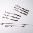 Karabinka s obratl�kem mal�m, shora d�lka 25 mm a 30 mm. Dole dr�tov� n�vazec, d�lka 120 mm a 60 mm. V�robce J.M.B. RYNA.