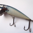 *Wobbler Re-fly. D�ev�n� lakovan� rybka (modr� h�bet), d�lka 100 mm, v�ha 14 g, jednod�ln�, montovan� s 2 dvojh��ky a kovovou lopatkou se signac�. Rarita!