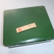 Kovov� krabi�ka na t�pytky, druh 5019. Z ocelov�ho plechu, zelen� lakovan�, uvnit� s p�ihr�dkami z hlin�kov�ho plechu. Velikost: 155 x 130 x 45 mm. V�robce DIK HK.