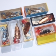 *ZVUKOV�, druh 1060, velikost l�i�ky 40 mm. �sp�n� novinka t�pytkov� sezony 1960. Niklovan� a m�d�n�. Nesignov�no. Cena 5,80 nebo 6 K�s. Origin�ln� balen� v kartonov� nebo um�lohmotn� krabi�ce. V�robce DIK a ZNAK HK.