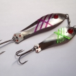 PERLA, shora velikost 100 mm, v�ha 22,48 g a velikost 75 mm, v�ha 11,09 g. T�pytka rybkovit�ho tvaru, s �erven�m sklen�n�m o�kem. Montovan� s 1 trojh��kem. Niklovan�, s holografickou n�lepkou. Nesignov�no. V�robce ZNAK HK.