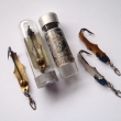 *OTAVA, 30 mm, 1 g. Jednoh��kov� pstruhov� t�pytka, niklovan� nebo mosazn�, s barevnou hlavi�kou. Nesignov�no. Origin�ln� balen� ve sklen�n� tub� s uz�v�rem.