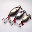 �ERVENOO�KA, shora druh 2103 (60 mm, 12,76 g) a druh 2025 (45 mm, 8,35 g a 37 mm, 5,12 g). T�pytka rybkovit�ho tvaru, s �erven�m sklen�n�m o�kem, s vroubkovit�m povrchem. V�te�n� �tikov� t�pytka. Niklovan�, spodn� strana �erven� lakovan�.