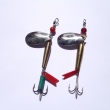 T�pytka s kovov�m t�l��kem, druh 1081, velikost l�i�ky 28 mm, zleva v�ha 7,29 g a 8,88 g. Rota�n� t�pytka s mosaznou z�t�� na ose, vhodn� pro rybolov na st�edn� hlubok�ch vod�ch. Niklovan�. Nesignov�no. V�robce ZNAK HK.