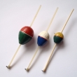 Korkov� spl�vek hru�kovit�ho tvaru, zleva druh 3028 (d�lka korku 35 mm), druh 3027 (30 mm) a druh 3026 (22 mm). Korkov� spl�vek tmelen�, hlazen�, r�znobarevn� lakovan�, s br�kem z um�l� hmoty, na konci br�ka kovov� o�ko. Z origin�ln�ho vzorn�ku DIK HK.