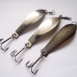 HEINTZ, druh 1038, velikost l�i�ky 75 mm. Nepostradateln� druh t�pytky rybkovit�ho tvaru. Montovan� s trojh��kem. Niklovan� (10,81 g, 11,12 g ). Nesignov�no. Vpravo Heintz, druh 1518, velikost l�i�ky 75 mm, v�ha 11,28 g. Mosazn� s dekorem. V�robce ZNAK HK
