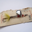 *METUJE (Metuj), druh 30/2, velikost l�i�ky 16 mm, ? g. V�te�n� pstruhov� a bolenov� t�pytka s vym�nitelnou velkou vl��ec� mu�kou, v�zanou na jednoh��ku. Niklovan�. Nesignov�no. V�robce DIK HK. Origin�ln� balen� na kart�.