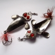 VENU�ANKA, druh 1075, velikost l�i�ky 60 mm. Dvojit� prohnut� t�pytka s dr�div�m chodem typu Orlice, s 2 �erven�mi o�ky. Niklovan� (zleva 13,73 g, 13,40 g), s jemnobarevnou (�ernou) s��ovinou. Nesignov�no nebo signace RYNA. V�robce ZNAK HK.
